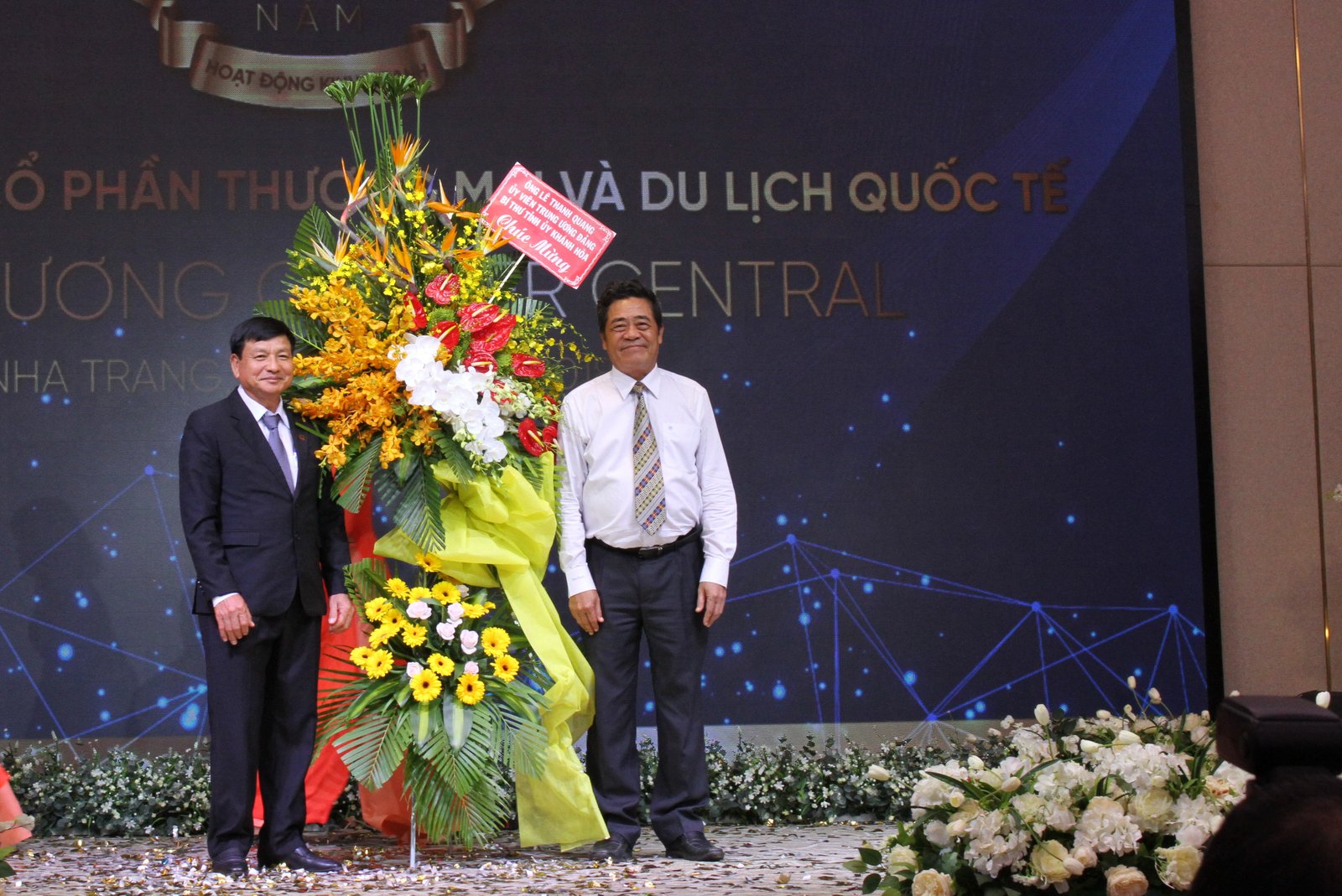 Ông Lê Thanh Quang tặng hoa chúc mừng Tổng Công ty Cổ phần Thương mại và Du lịch Quốc Tế
