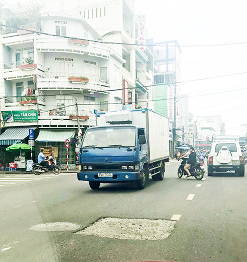 Đường nhiều vết sụt lún