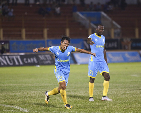Màn ăn mừng ghi bàn thắng nâng tỷ số 2-0 của Quốc Chí vào lưới đội TP. Hồ Chí Minh.