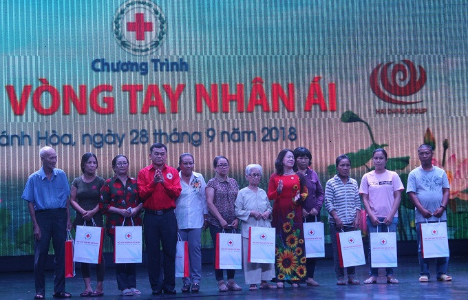 Bà Nguyễn Thị Xuân Thu và đại diện Hội Chữ thập đỏ Khánh Hòa trao hỗ trợ cho 10 địa chỉ nhân đạo.
