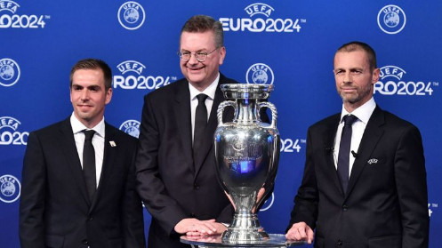 Philipp Lahm, chủ tịch DFB Reinhard Grindel và chủ tịch UEFA Aleksander Ceferin .
