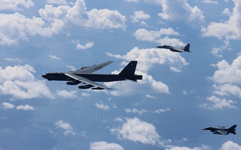 B-52 của Mỹ cùng F-15 của Nhật Bản bay trên Biển Đông. Ảnh: PACAF