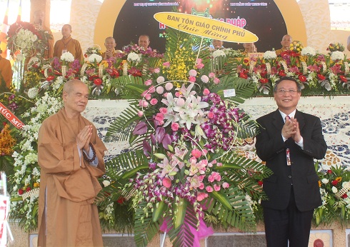 Ban Tôn giáo Chính phủ tặng lẵng hoa tại hội thảo.