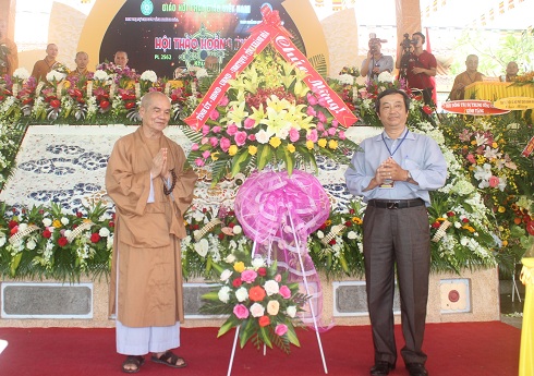 Đại diện lãnh đạo tỉnh Khánh Hòa tăng hoa chúc mừng hội thảo.