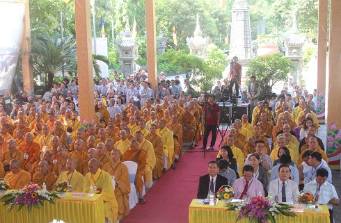 Đông đảo chư tăng, tăng ni, phật tử về dự hội thảo.