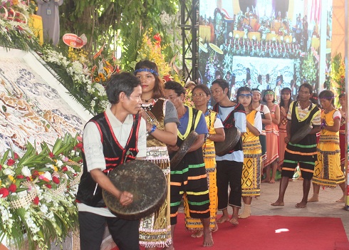 Phật tử huyện Khánh Sơn đánh ma la mừng hội thảo.