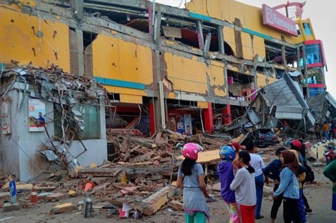 Nhiều nhà cửa, công trình bị sập sau trận động đất 7,5 độ richter chiều tối 28/9 trên đảo Sulawesi của Indonesia. Ảnh: Reuters