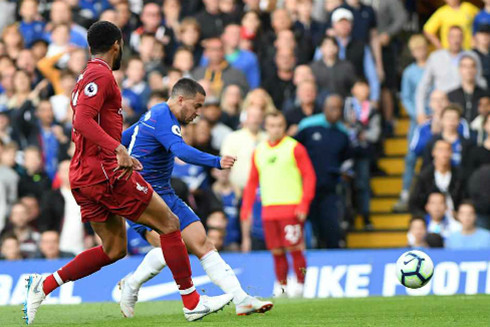 Eden Hazard ghi bàn thắng mở tỷ số cho Chelsea trước Liverpool.