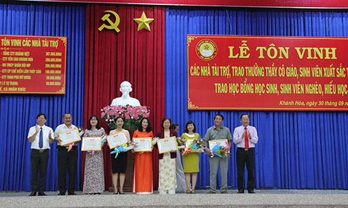 Ông Nguyễn Tấn Tuân và ông Nguyễn Đắc Tài trao giấy chứng nhận Tấm lòng vàng cho các tập thể, cá nhân.