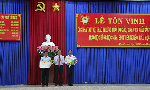 Ông Nguyễn Đắc Tài trao bằng khen của UBND tỉnh cho các nhà tài trợ.