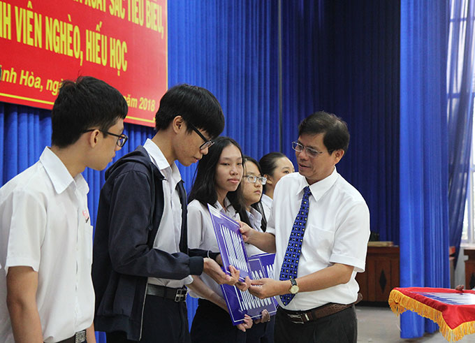 Ông Nguyễn Tấn tuân trao học bổng cho học sinh, sinh viên.