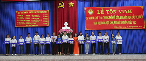 Ông Nguyễn Đắc Tài trao học bổng cho học sinh, sinh viên.