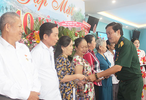 Đại diện Ban liên lạc Trung đoàn 93 Khánh Hòa  trao quà cho các gia đình liệt sĩ.