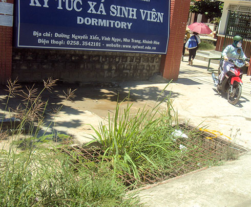 "Bẫy" trước cổng ký túc xá