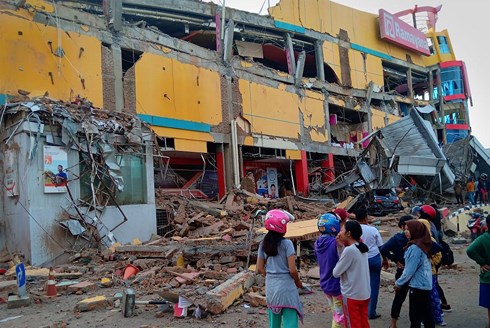 Con số thương vong sau trận động đất và sóng thần hôm 28/9 ở Indonesia được dự đoán có thể tăng lên hàng nghìn người. Ảnh: Business Insider