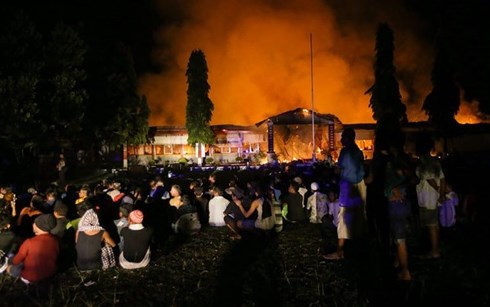 ác tù nhân tụ tập ngoài sân trong lúc ngọn lửa bùng lên tại nhà tù Donggala sau trận bạo loạn hôm 29/9. Ảnh: Kompas.com/Kristianto Purnomo.