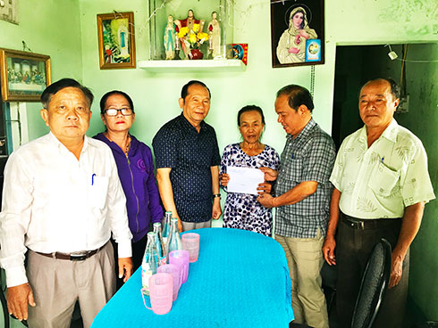  Đoàn thăm, tặng quà cho bà Nguyễn Thị Chuộng,  xã Diên Sơn, huyện Diên Khánh.