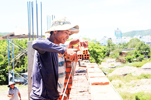 Hiện nay, lao động ở lĩnh vực xây dựng chịu nhiều thiệt thòi do chưa có hợp đồng lao động.