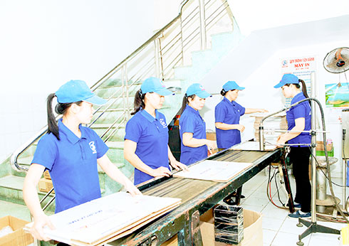 Công nhân Công ty TNHH Long Sinh được làm việc  trong môi trường không khói thuốc lá.