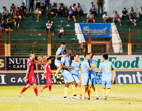 Màn ăn mừng bàn thắng của các cầu thủ  Sanna Khánh Hòa - Biển Việt Nam trong trận gặp TP. Hồ Chí Minh.  