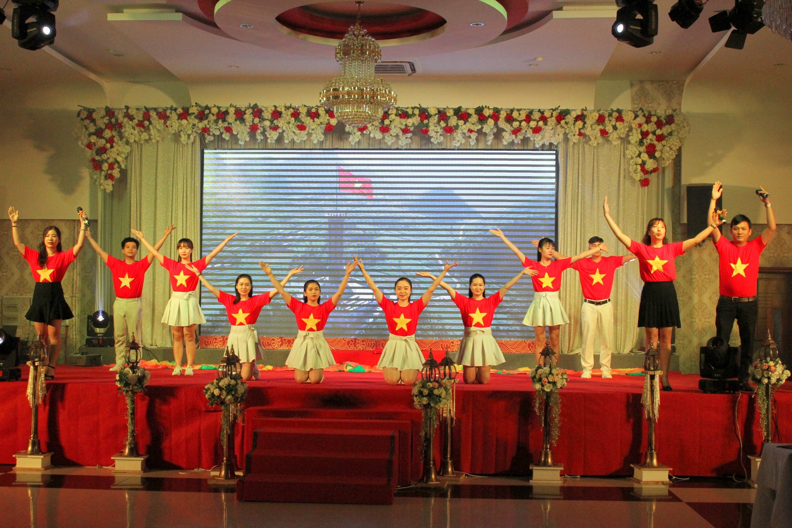 Tiết mục hát múa “Những trái tim Việt Nam” của đội văn nghệ khách sạn ISENA