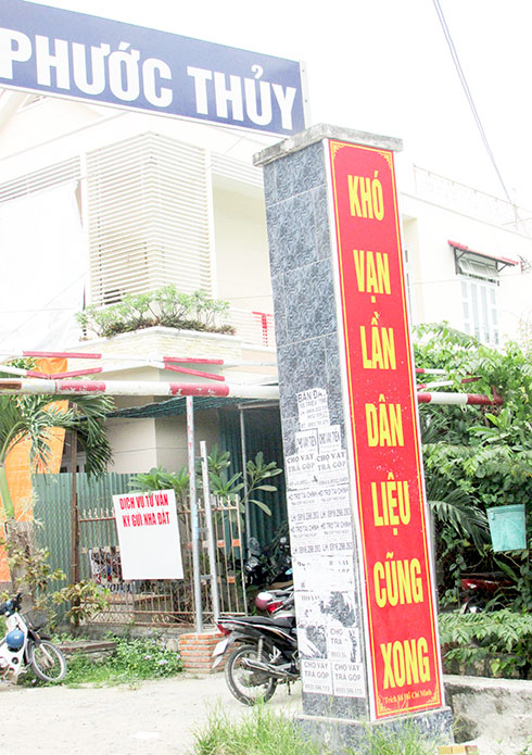 Cổng chào văn hóa thành nơi dán quảng cáo, rao vặt
