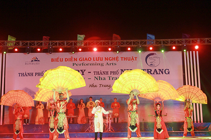 Tiết mục hát múa Hát từ cội nguồn của đoàn nghệ thuật TP.Nha Trang.