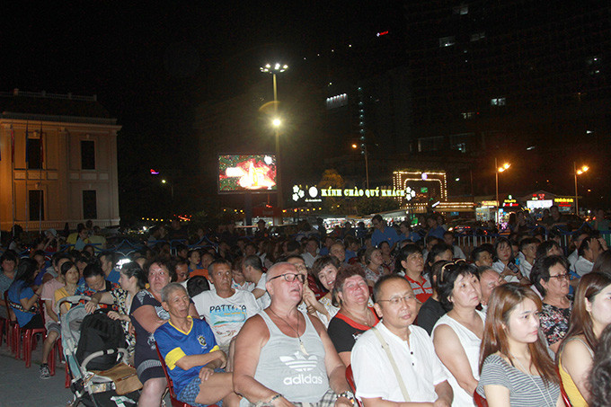 Đông đảo khán giả theo dõi đêm diễn.