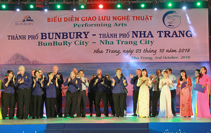Các thành viên ban nhạc TP.Bunbury và lãnh đạo TP.Nha Trang chào tạm biệt khán giả.