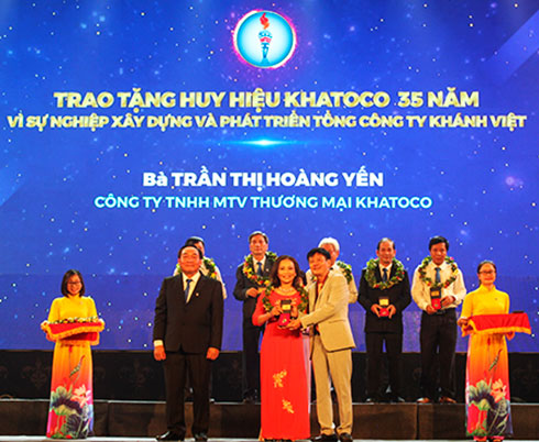 Khatoco’s leaders honoring long-term staffs…