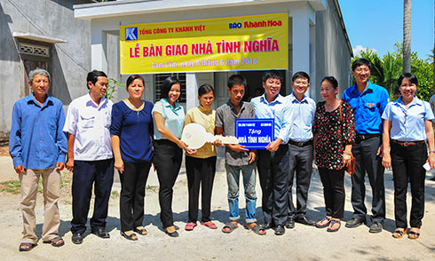 Khatoco in association with Khanh Hoa Newspaper handing house over to poor people