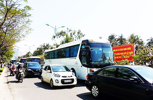 Xe khách du lịch nối đuôi nhau trên đường Trần Phú.