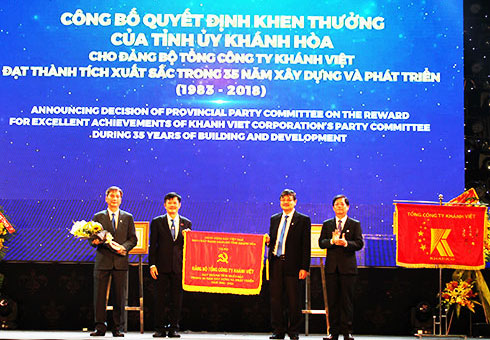 Ông Nguyễn Tấn Tuân tặng cờ cho Đảng bộ Khatoco.