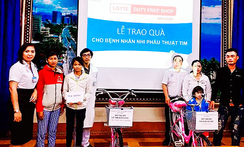 Hỗ trợ viện phí, tặng xe đạp và học bổng cho bệnh nhân nghèo