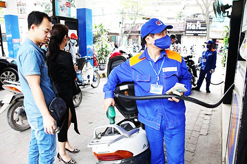 Giá xăng dầu có thể tăng 400-500 đồng/lít