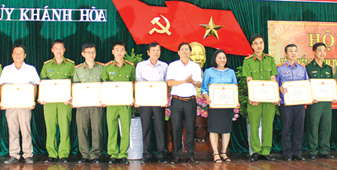 Đồng chí Nguyễn Tấn Tuân trao bằng khen của UBND tỉnh cho các cá nhân.