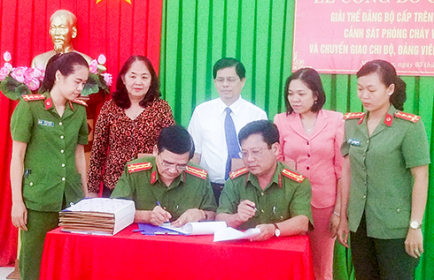  Đại tá Nguyễn Đức Quỳnh - nguyên Giám đốc Cảnh sát phòng cháy chữa cháy tỉnh ký biên bản bàn giao hồ sơ về Công an tỉnh.