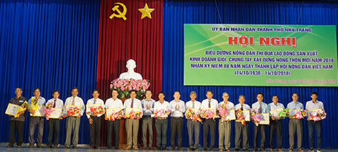 Lãnh đạo TP. Nha Trang trao giấy khen và tặng hoa cho các tập thể tiêu biểu. 