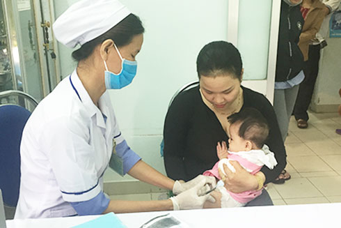 Tiêm vắc xin bại liệt cho trẻ em tại Trạm Y tế Ninh Thọ.