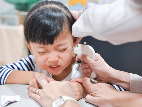 Việc bấm lỗ tai cho bé ngay từ khi còn nhỏ gần như trở thành thói quen của hầu hết các gia đình có con gái nhỏ nhưng lại tiềm ẩn nguy cơ gây nhiễm trùng tai của bé (Ảnh minh họa).