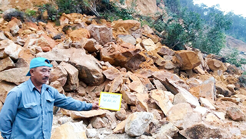 Đất đá sạt lở tại khu vực đèo Khánh Lê.