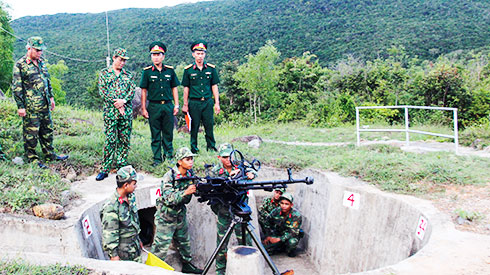 Lãnh đạo Quân khu và Bộ Chỉ huy Quân sự tỉnh kiểm tra công tác huấn luyện  sẵn sàng chiến đấu của Đại đội 90.