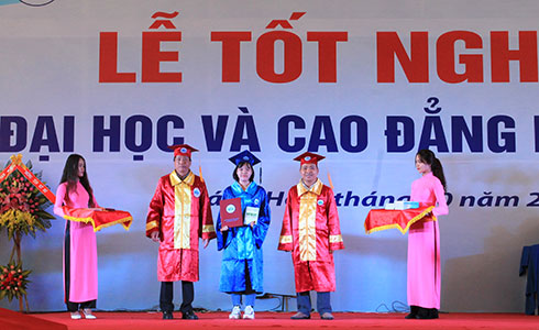 Sinh viên nhận bằng tốt nghiệp.