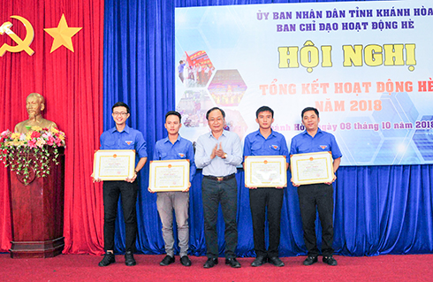 Đồng chí Nguyễn Đắc Tài trao bằng khen của  UBND tỉnh cho các cá nhân.