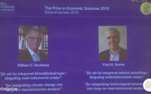 William Nordhaus và Paul Romer, hai nhà kinh tế học người Mỹ, đã cùng đoạt giải Nobel Kinh tế 2018 với những công trình có ý nghĩa lớn về xã hội.