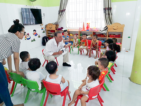 Ông John Connolly dạy tiếng Anh cho học sinh  Trường Mầm non Lam Sơn.
