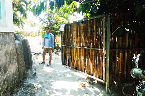 Bức xúc vì bị hạn chế lối đi