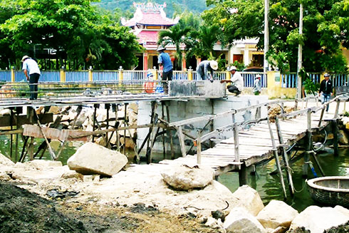 CẦU GỖ LƯƠNG SƠN ĐANG ĐƯỢC XÂY MỚI