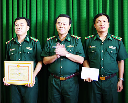 Đại tá Hồ Thành Tùng - Chỉ huy trưởng Bộ đội Biên phòng tỉnh thưởng nóng và tặng giấy khen cho đơn vị.
