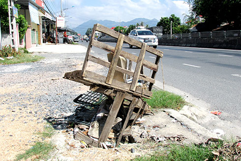 Hố nguy hiểm trên lề đường